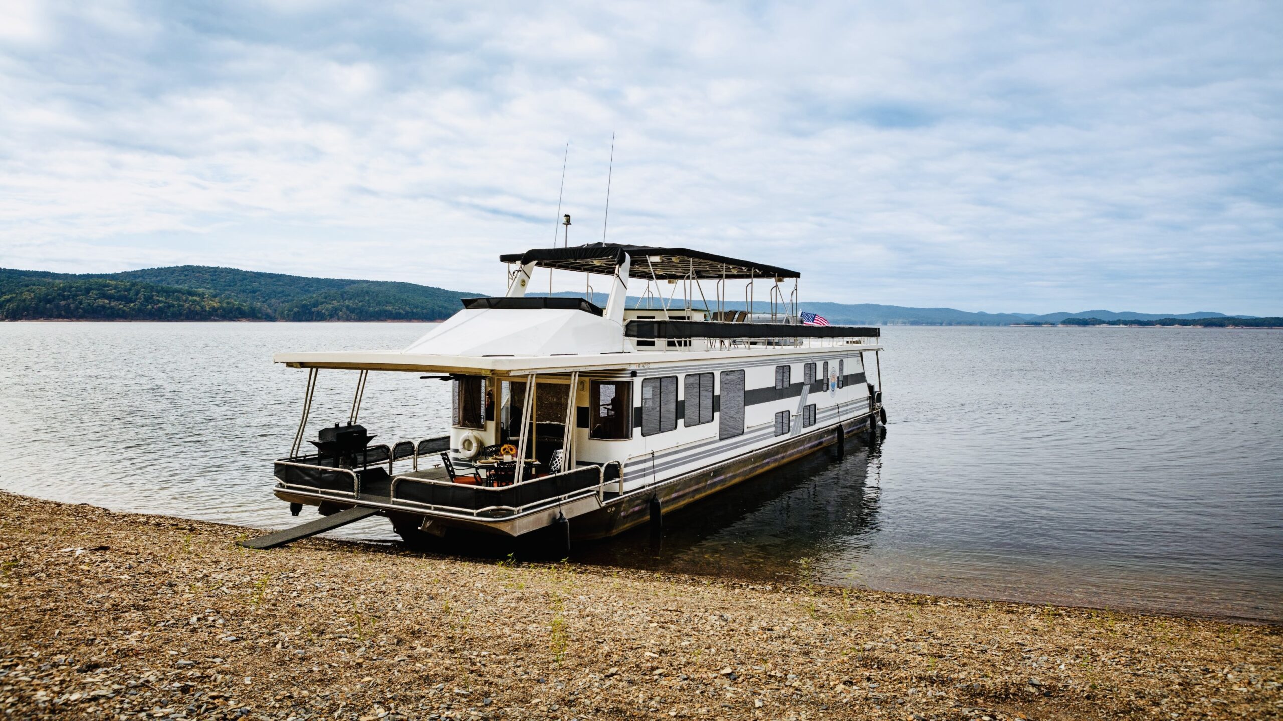 Lake Ouachita Houseboat Rental